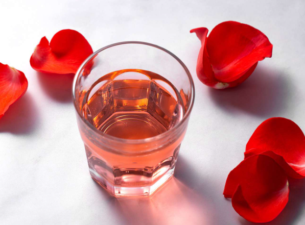 Benefits of rose water on face